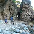 Cruzamos a una cala contigua por una apertura en la roca 