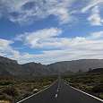 En la carretera TF-21 que cruza las Cañadas del Teide - al fondo a mano derecha vemos los Roques de García -  