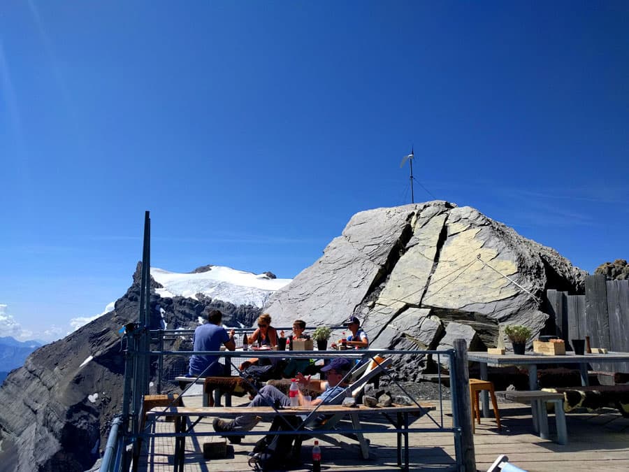 The terrace of l’Espace refuge overhangs the abyss, at the foot of the Quille du Diable