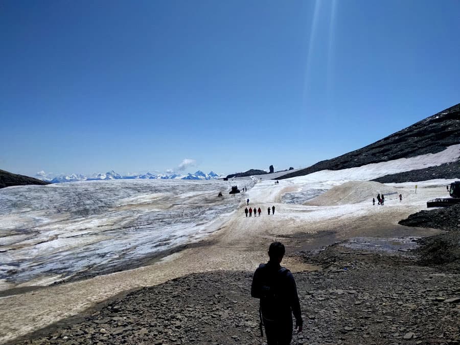 We start the route on the glacier towards the Quille du Diable, in sight in the background