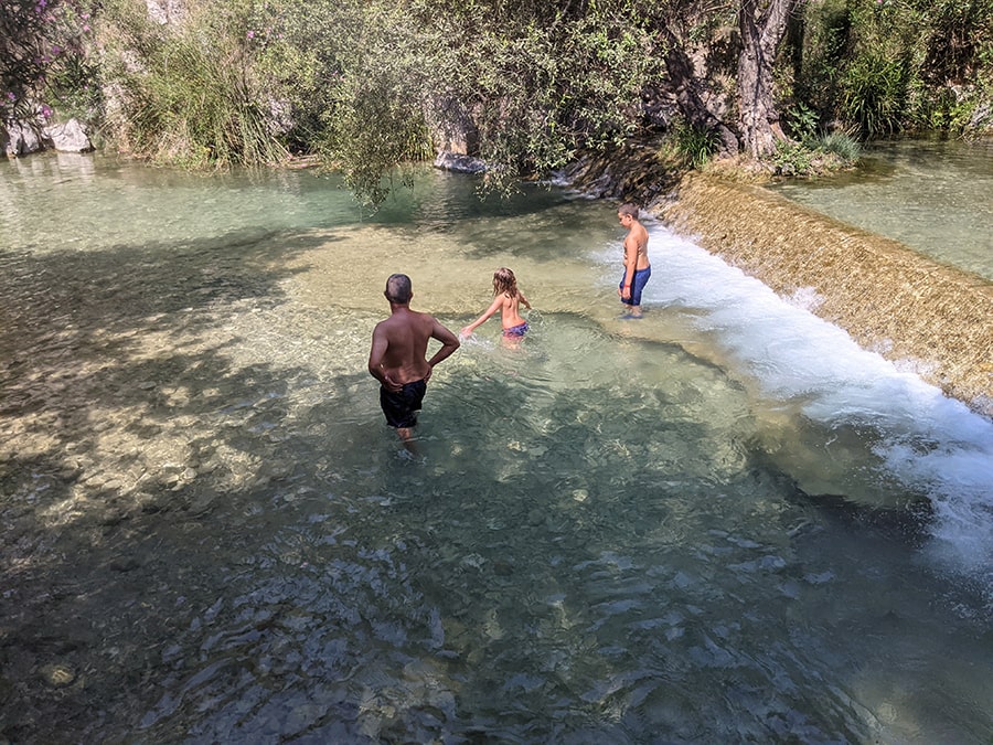 El agua baja fría -entre 17-18 grados todo el año- y cristalina