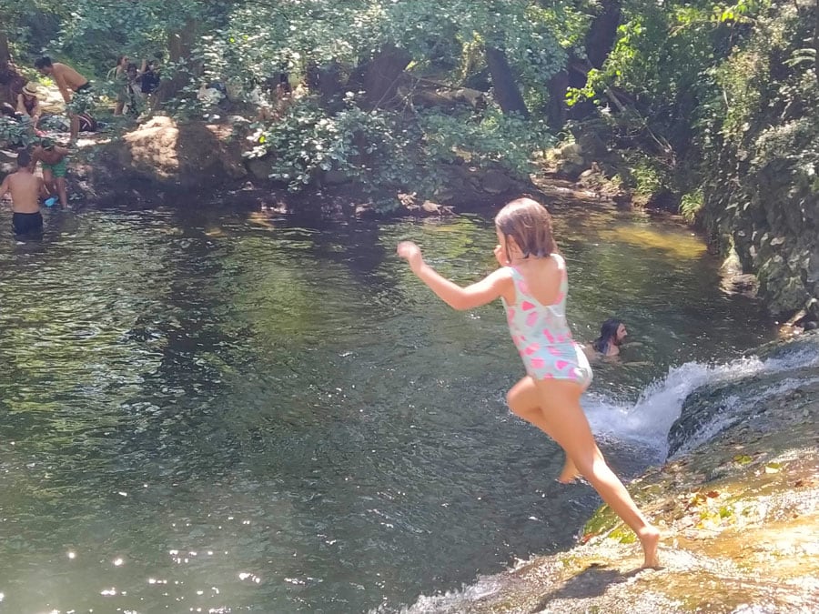 Mini cascada y chapuzón al agua fría de la poza d'en Valls
