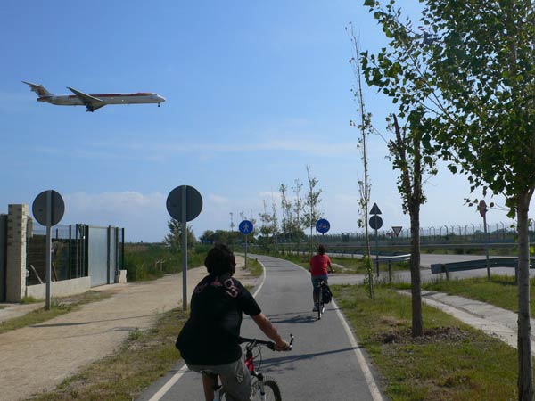 Junto a la pista de aterrizaje 
