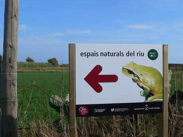 Indicador al espacio protegido del río Llobregat con varias rutas a pie de interés naturalístico 