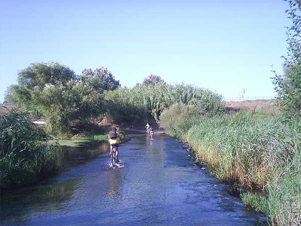 Deberemos cruzar el río por el lecho 