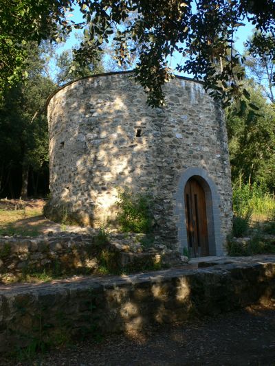 Ermita circular del Sant Adjutori. Al lado se encuentra el horno ibérico 