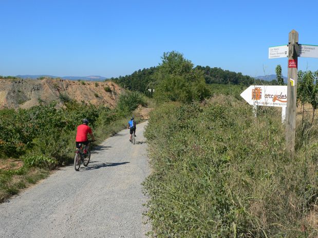 Desvío hacia Can Maimó y al cementerio de Roques Blanques 
