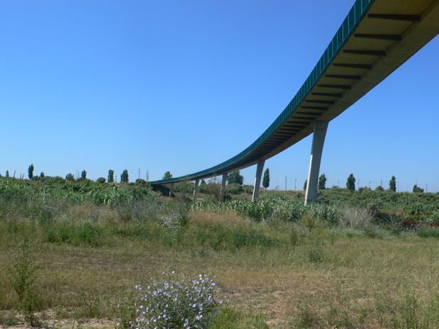 La pasarela de Cornellà que nos permite cruzar el río 