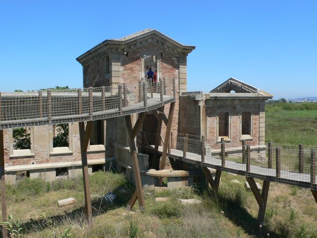 Otra vista de la pasarela y la casa del Semàfor 