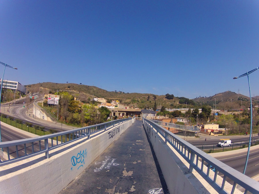 Cruzando el puente sobre la Ronda de Dalt 