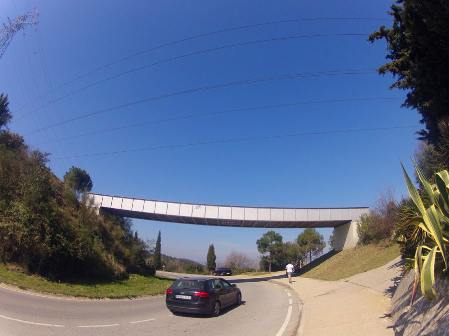Puente de la carretera de les Aigües sobre la carretera al cementerio de Collserola 