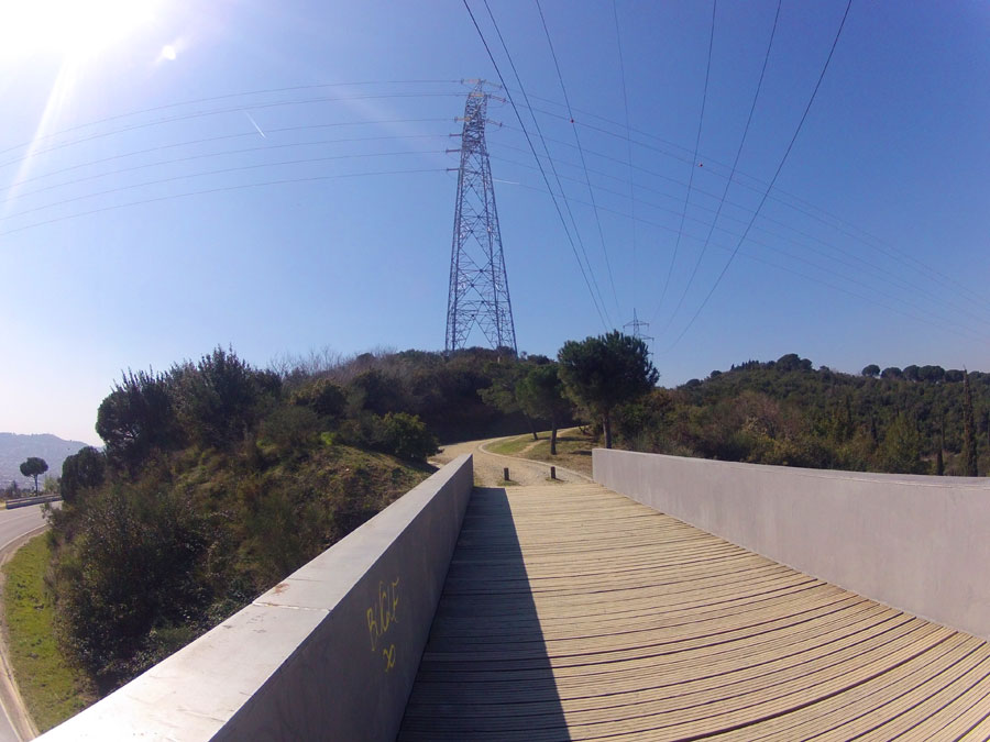 Cruzando el puente habilitado para caminantes y bicicletas 