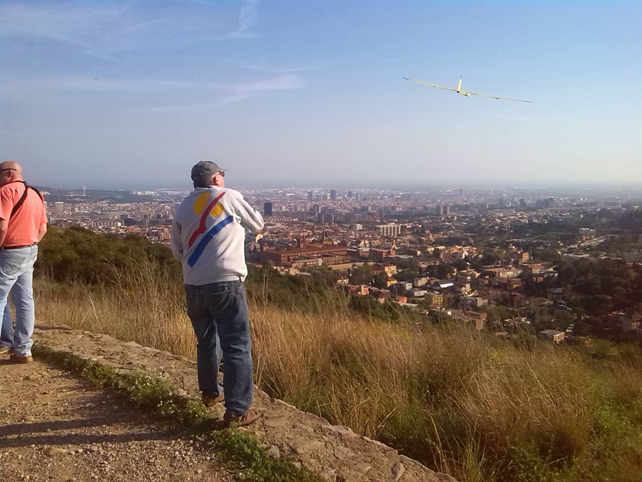 Los domingos un club de aeromodelismo se reúne en la carretera de les Aigües 