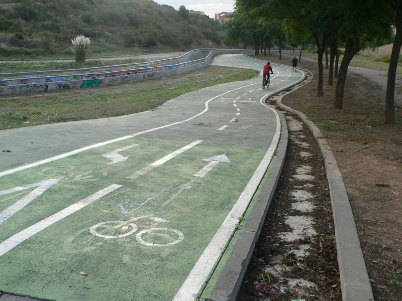Tomamos el carril bici de bajada junto al torrente canalizado de la Font 