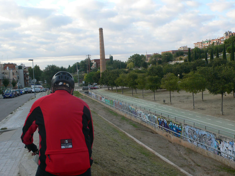 Salimos del carril bici por la izquierda -nos espera un tramo poco señalizado entre callejuelas- 