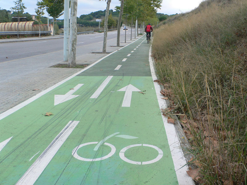 Carril bici que sube paralelo a la B-20 hacia el Parc Forestal de la Bastida 