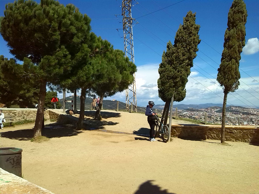 Aprovechamos la fuente de agua potable del mirador dels Xiprers 