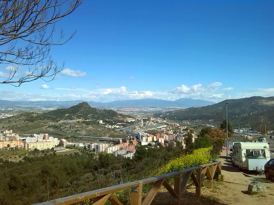 Vistas a Montcada i Reixac desde el inicio de la carretera de les Aigües 