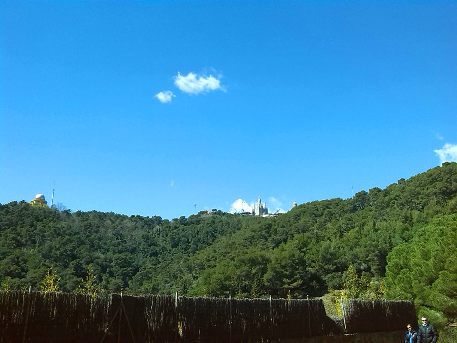 Vistas al Tibidabo desde el Passeig de les Aigües 