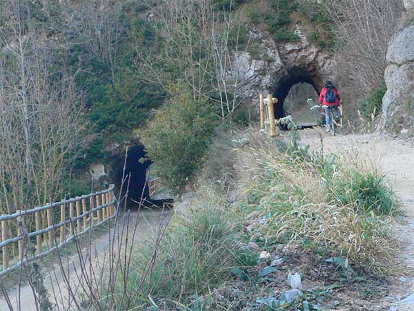 Túnel para llegar o salir de Ogassa 