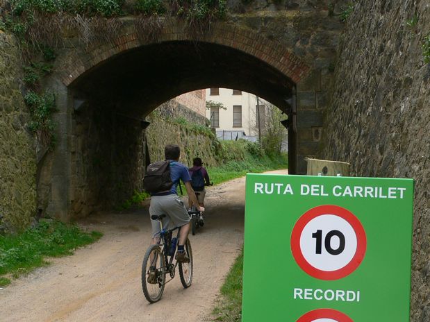 La vía verde Girona-Olot tiene abundante señalización no nos perderemos 