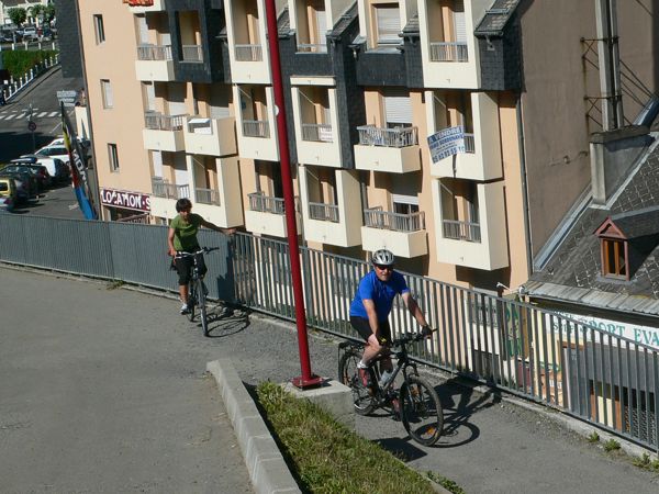 La salida de Cauterets no está muy señalizada pero al final del pueblo se encuentra el camino 