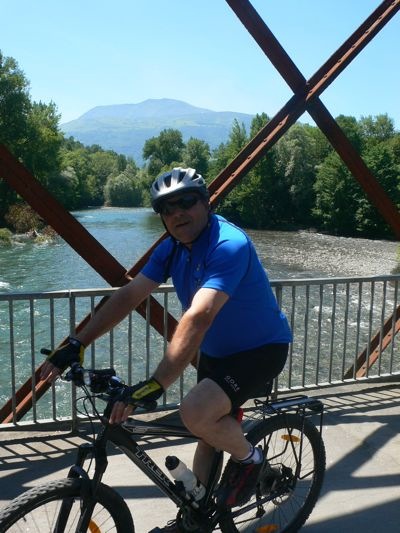 Cruzando un último puente sobre el río. Lourdes ya está cerca 