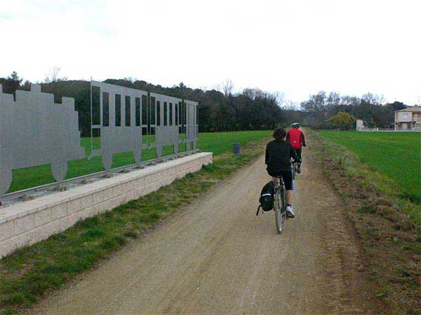 En la depresión de la Selva monumento al Feliuet 