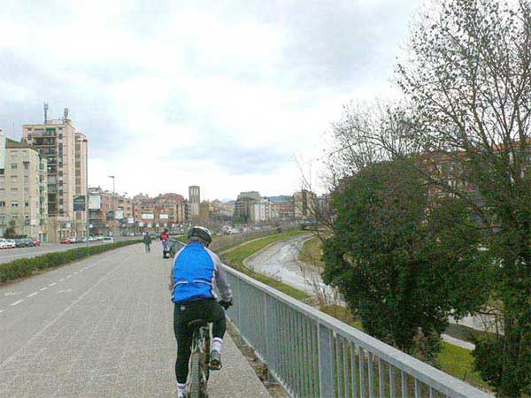 Entrada a Girona por el barrio de La Creueta junto al Onyar 