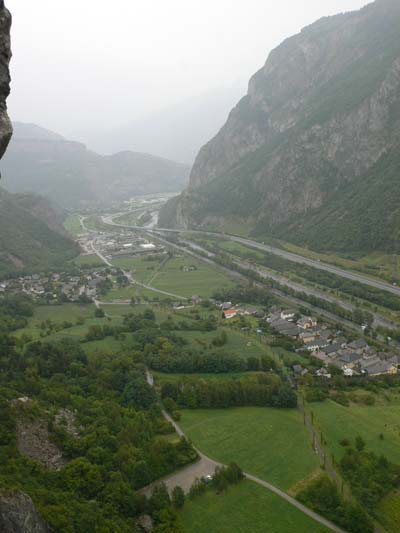 Vistas al valle de Maurienne. La explanada de abajo con el coche blanco entre los árboles es el estacionamiento 