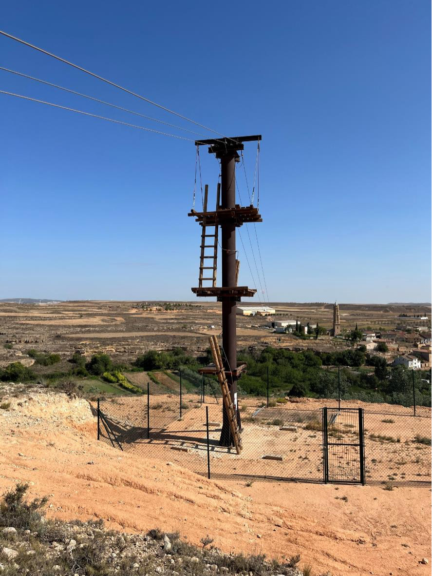 Salida de la tirolina de 300 metros -actividad opcional a la vía ferrata y todavía no operativa 2026- © Inizia 