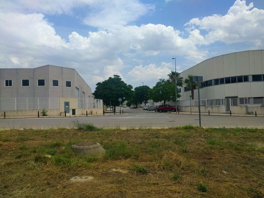 Estacionamos en el Parc Industrial de l’Altet -en la calle de la Serratella- 