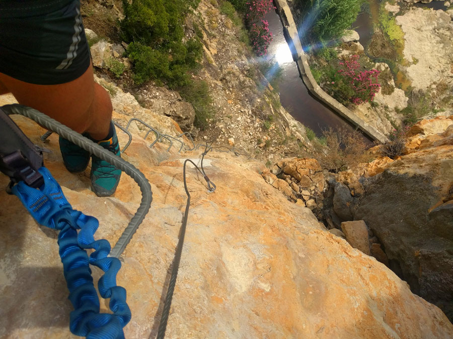 La vía ferrata desciende unos metros 