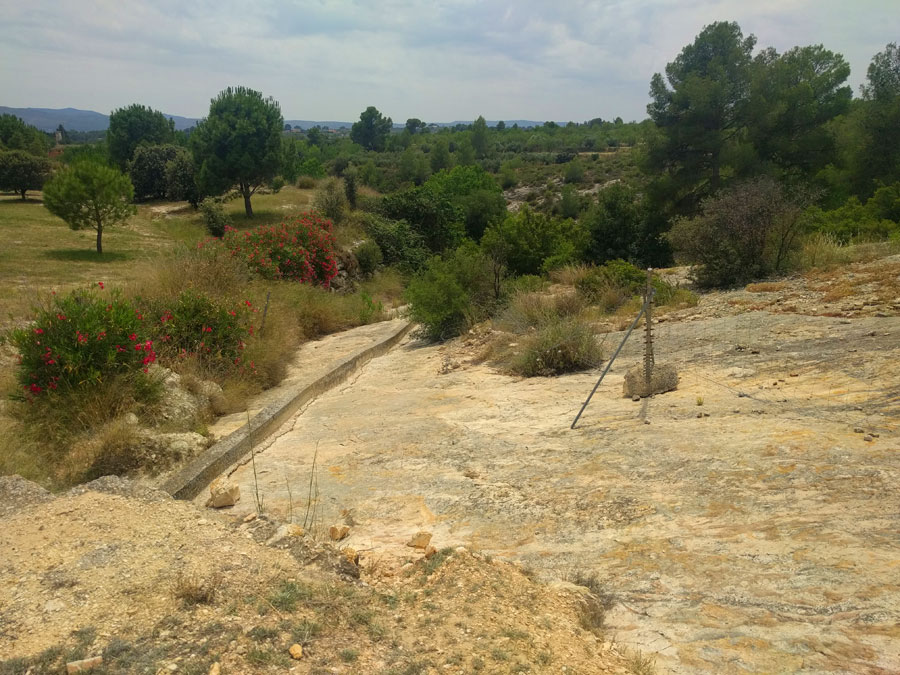 Una valla impide el paso seguimos hacia el río Clariano siguiendo una canalización 