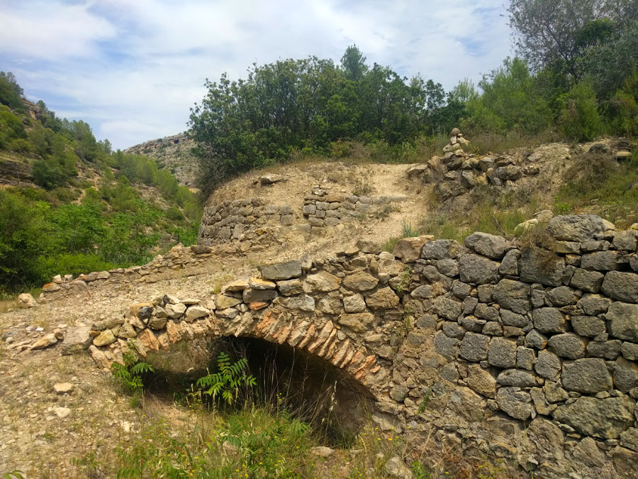 Seguimos los hitos a la derecha en este puente de piedra 