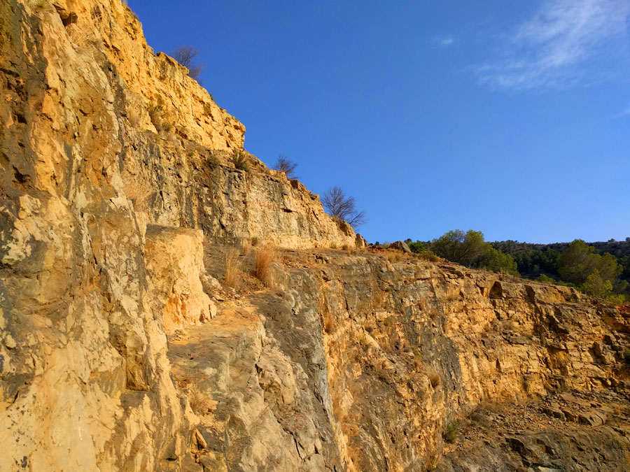 We arrive at the ledge where a rappel is installed - it is not accessible from the ferrata - 