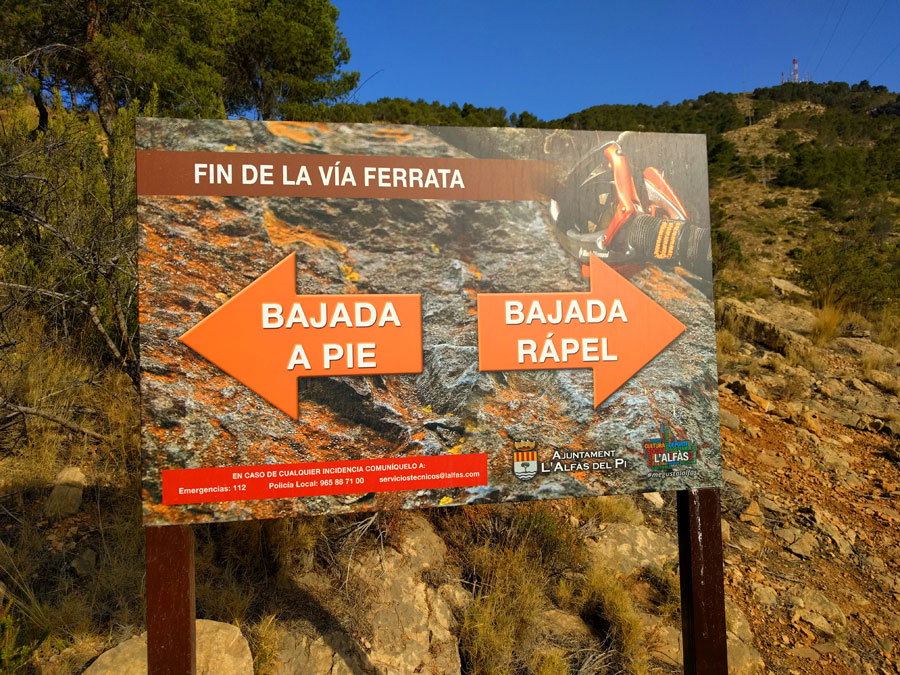 Indicator sign to go down on foot or go in search of the 15-meter rappel 