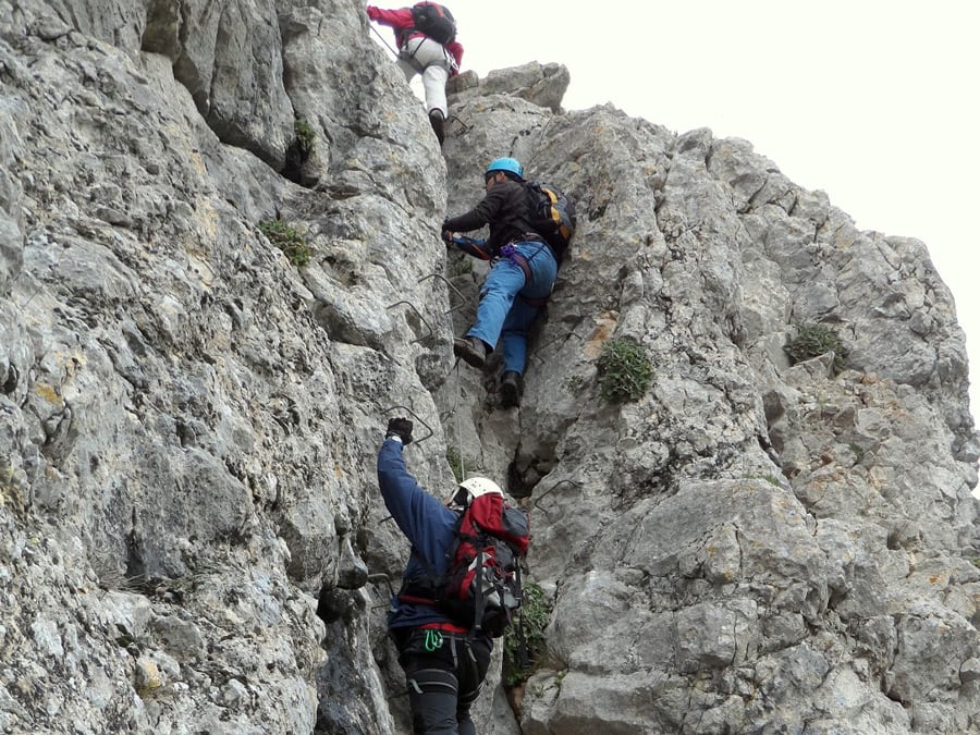 Subida vertical equipada con grapas 
