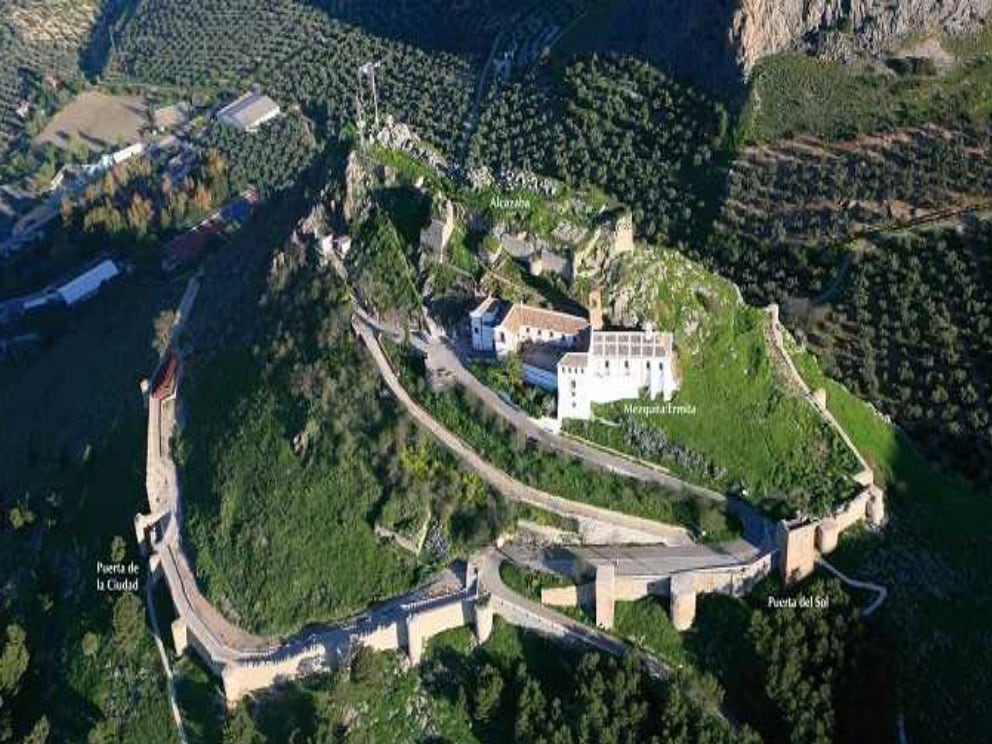 Vista aérea de la mezquita y la alcazaba de Archidona 