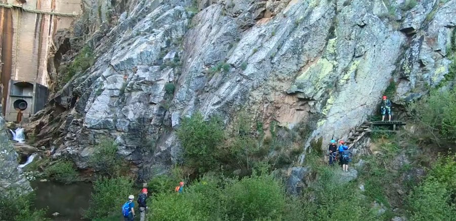 Inicio de la vía ferrata al pie de la presa © JL Adventurer / Youtube 