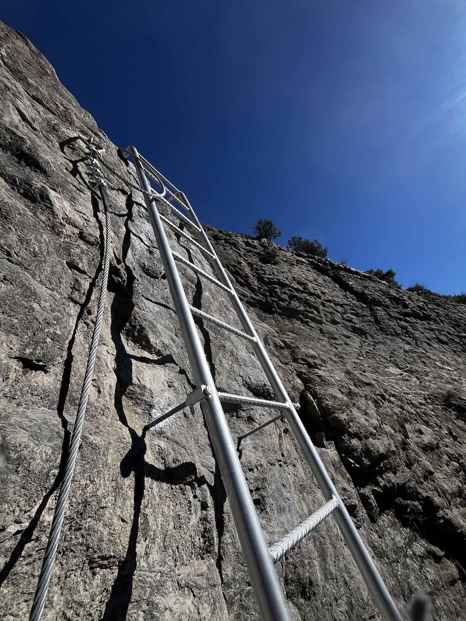 Tramo de bajada en escalera metálica en la parte final del K2