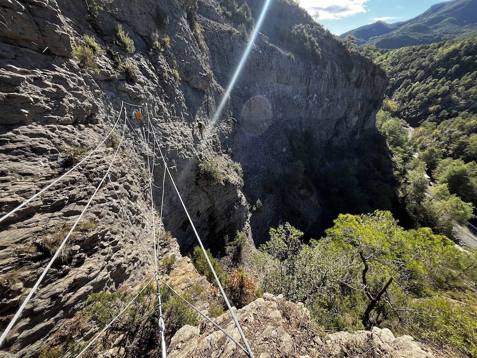 Vista atrás al final del puente tibetano a todo el recorrido de la vía ferrata 