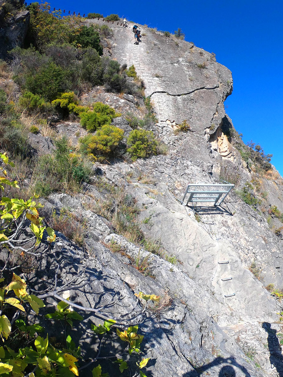 Entrada vía ferrata -se debe pasar antes de realizar la ferrata por la oficina de turismo para recibir la autorización y recoger las llaves de la puerta- © Pablo Esteban 