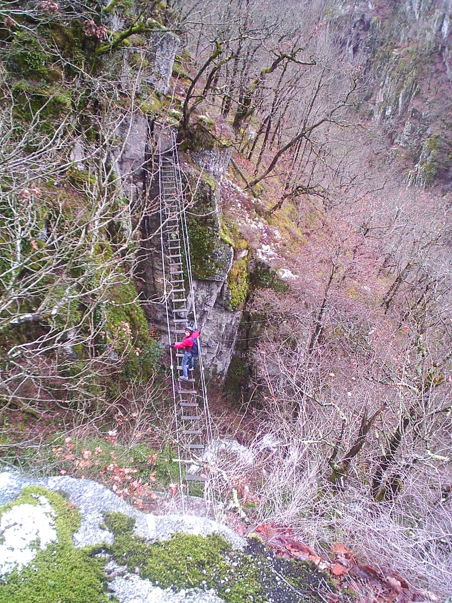 Nueva pasarela sobre el barranco 