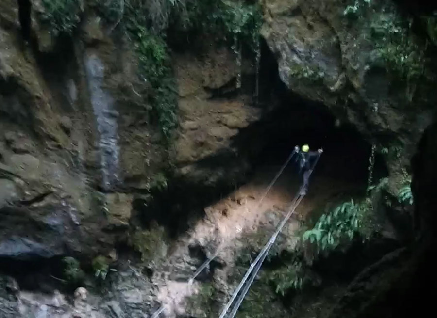 Cruzando el puente tibetano de 30 metros en el interior de la torca 