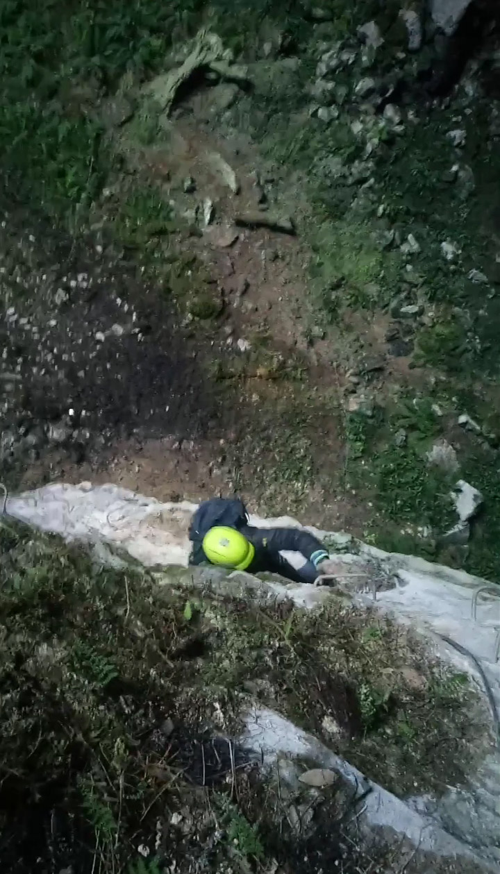 Subida inicial por la pared de la torca 