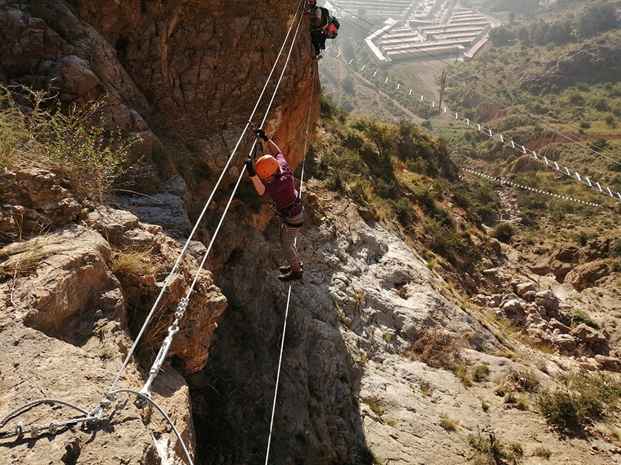 Cruzando el puente nepalí de 14 metros ©Juan Agulló Artero 