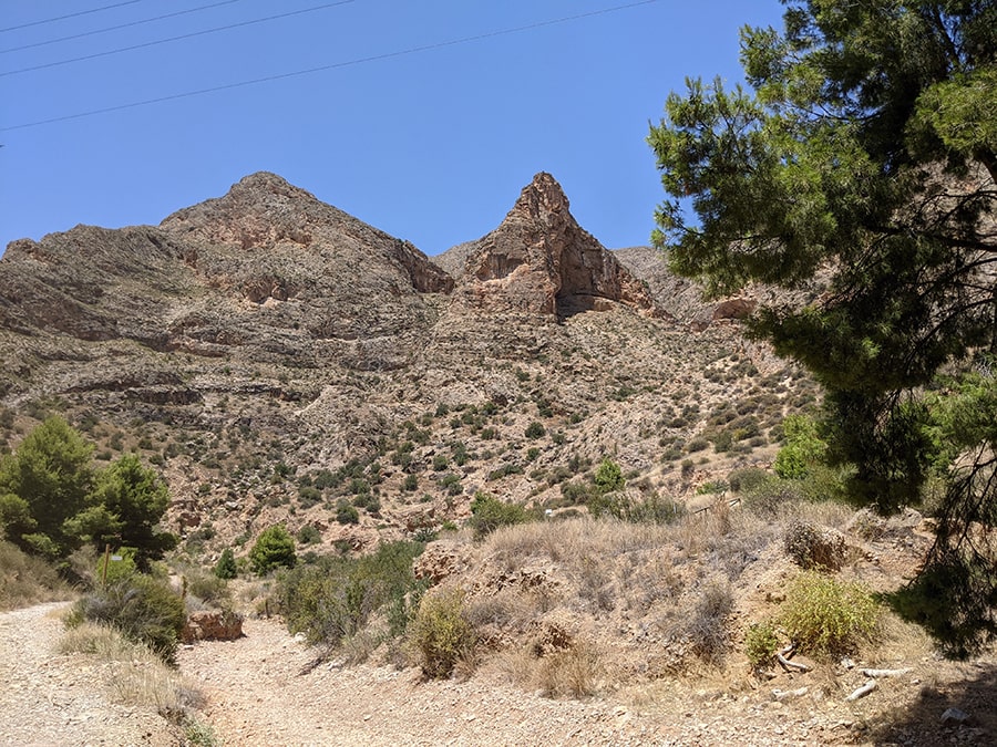 Con vistas al polígono seguimos por el sendero junto a la riera seca 