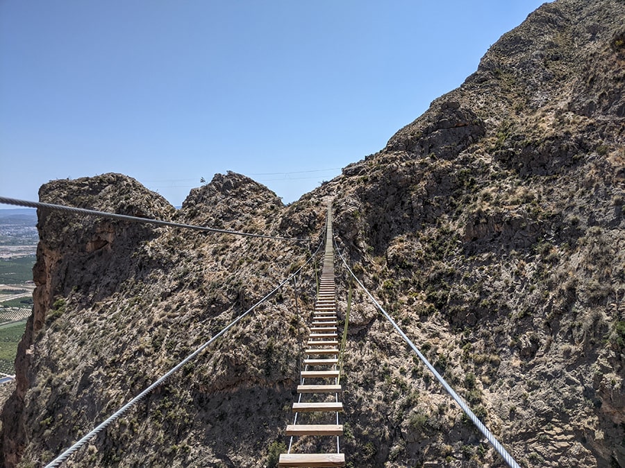 Vista atrás al finalizar la pasarela se ven los dos puentes nepalís 