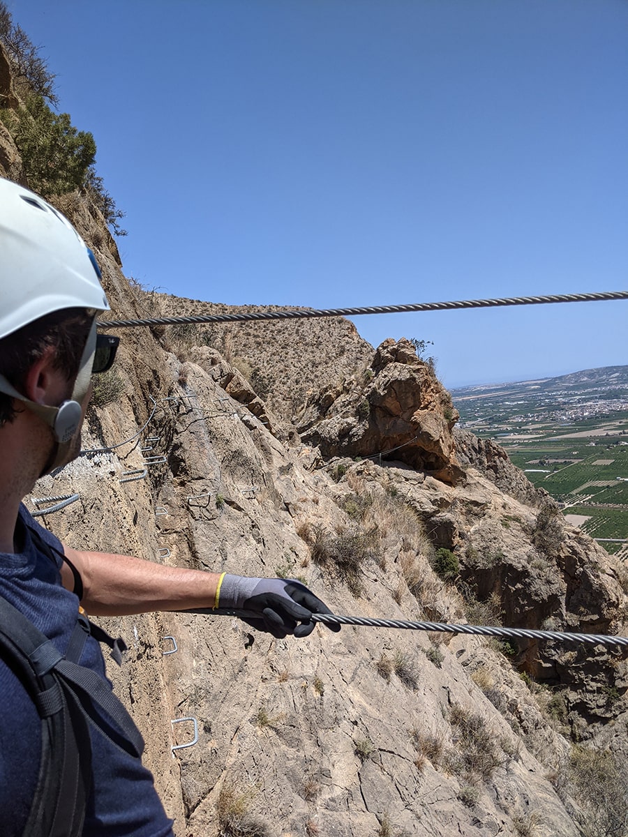 Desde la pasarela vemos la cueva y un nuevo puente nepalí 
